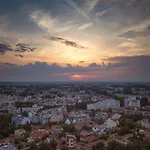 Apartment Elite Business With Free Gym Pass, Street Parking And Full Office Setup *