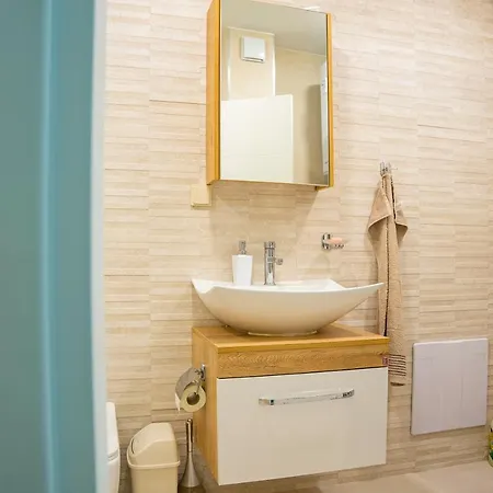 Elite Business With Free Gym Pass, Street Parking And Full Office Setup Apartament *