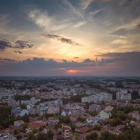 Apartament Elite Business With Free Gym Pass, Street Parking And Full Office Setup *