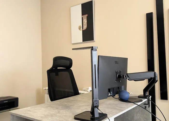 公寓 Elite Business With Free Gym Pass, Street Parking And Full Office Setup